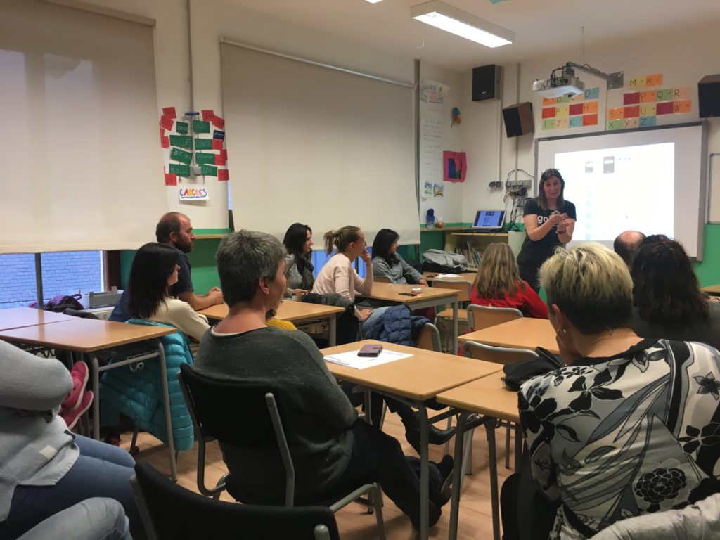 La Escuela Alejandro Casona de Les acoge los talleres de la Oficina de Joenessa